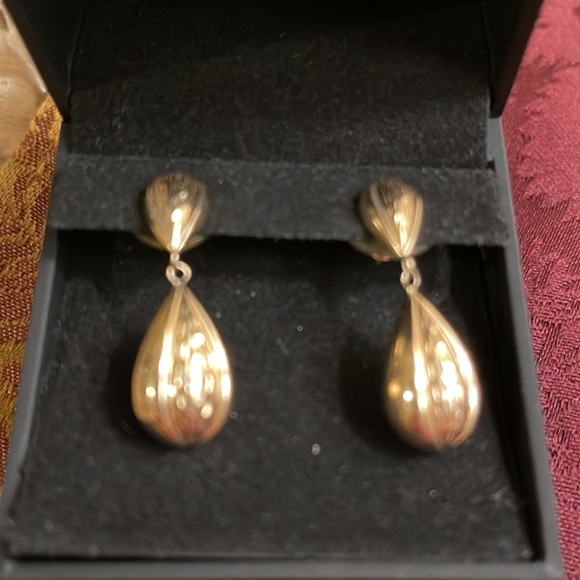 14 kt gold drop earrings. These gold earrings are striated with floral inserts - Picture 3 of 3